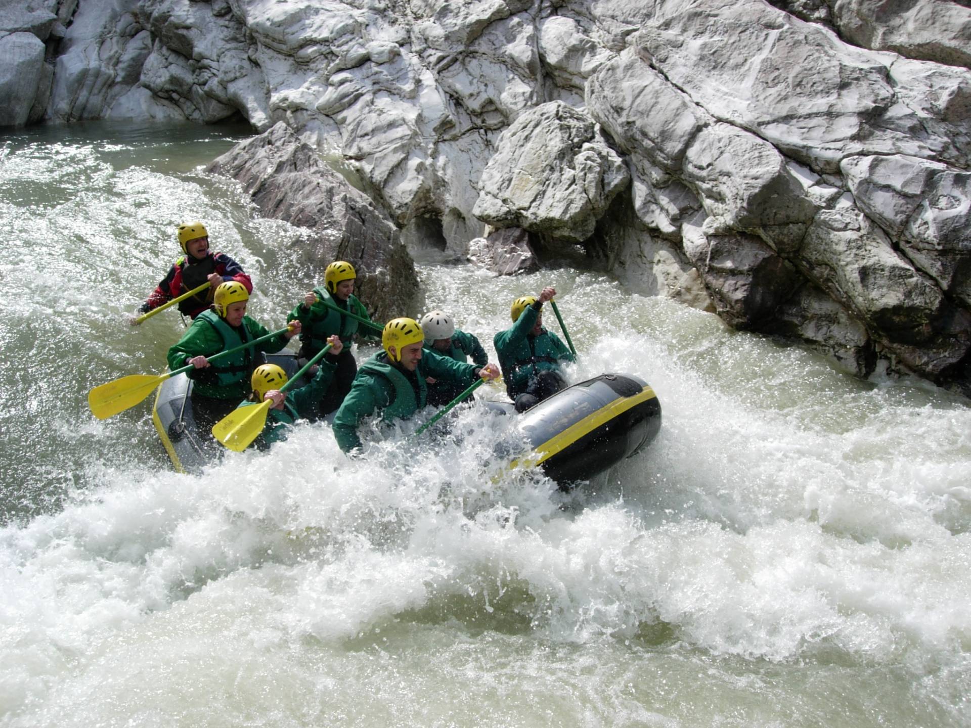 Rafting στον Λούσιο για πρώτη φορά: πώς να οργανώσεις την εμπειρία